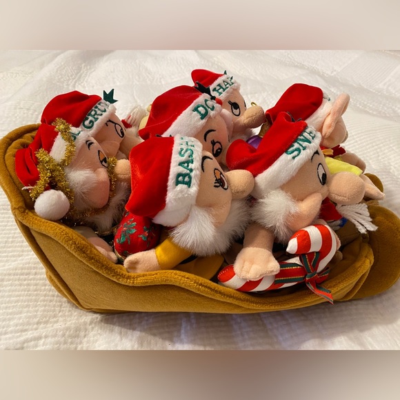7 Dwarfs in a Christmas Sleigh, Vintage, Retired Disney Plush  NWT - Picture 2 of 10